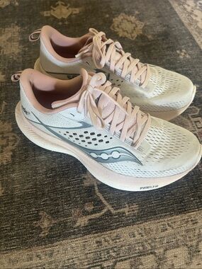 Saucony Women's Running Sneakers in Pale Pink and White Ride 17 ladies 7